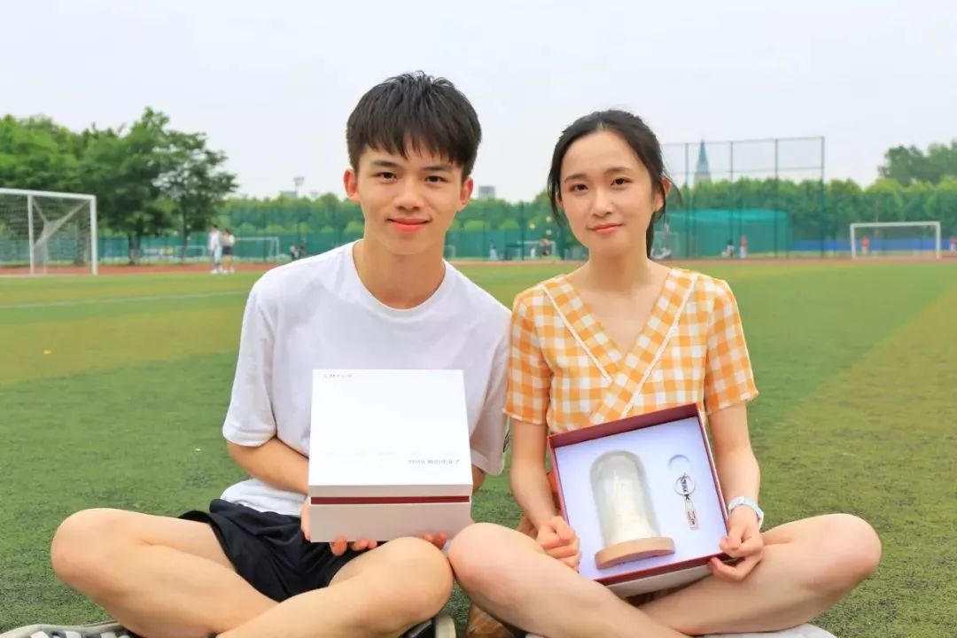 贵州一高校为毕业生定制纪念戒指,最硬核毕业送什么戒指