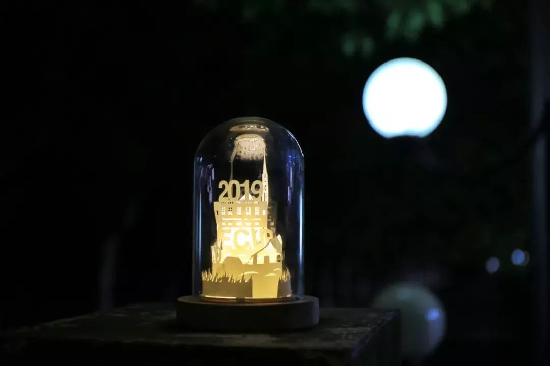 贵州一高校为毕业生定制纪念戒指,最硬核毕业送什么戒指