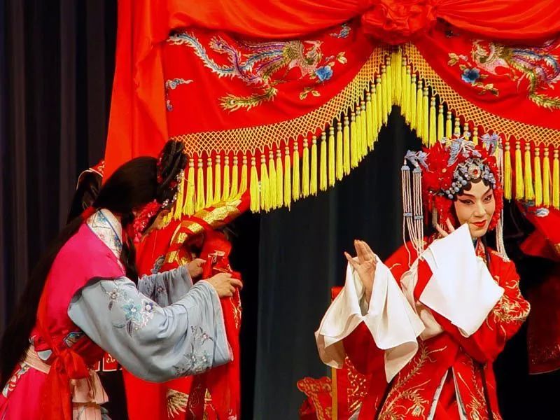 戏曲的调子一样,戏曲的唱腔和动作