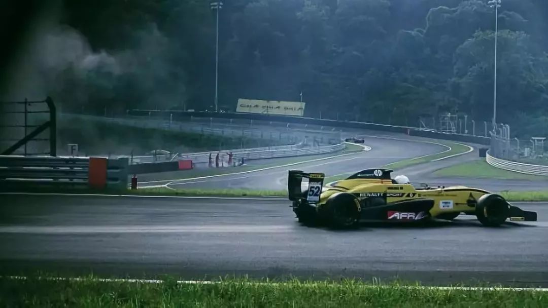 走南闯北头一遭|睡进国际汽联二级赛车场是怎样一种体验？