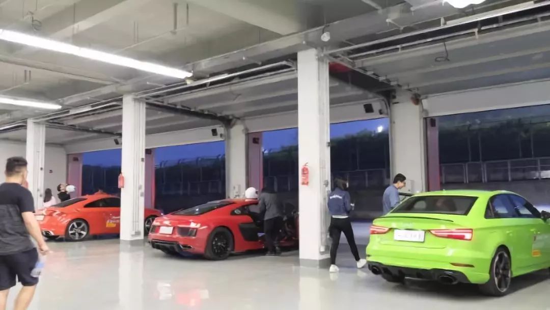 走南闯北头一遭|睡进国际汽联二级赛车场是怎样一种体验？