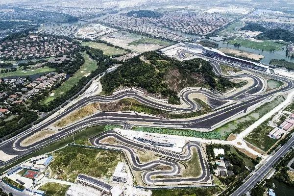 走南闯北头一遭|睡进国际汽联二级赛车场是怎样一种体验？