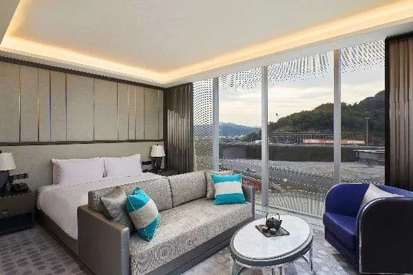 走南闯北头一遭|睡进国际汽联二级赛车场是怎样一种体验？