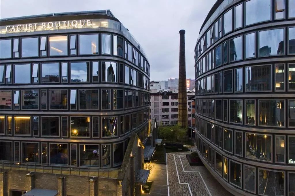 走南闯北头一遭|睡进国际汽联二级赛车场是怎样一种体验？