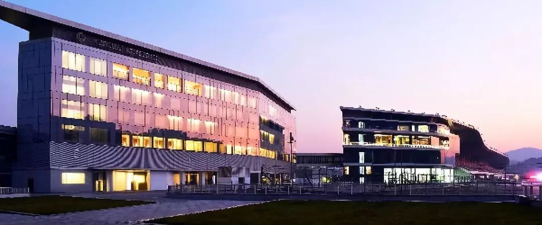 走南闯北头一遭|睡进国际汽联二级赛车场是怎样一种体验？