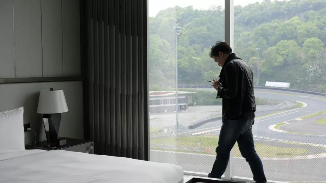 走南闯北头一遭|睡进国际汽联二级赛车场是怎样一种体验？