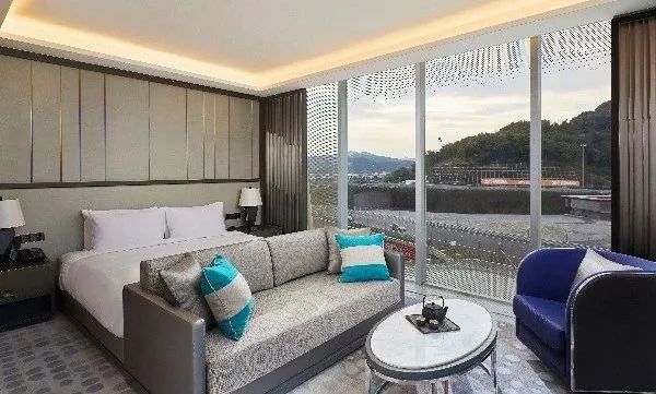 走南闯北头一遭|睡进国际汽联二级赛车场是怎样一种体验？