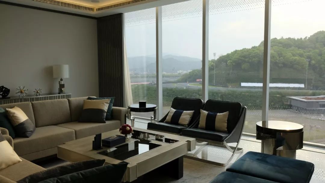 走南闯北头一遭|睡进国际汽联二级赛车场是怎样一种体验？