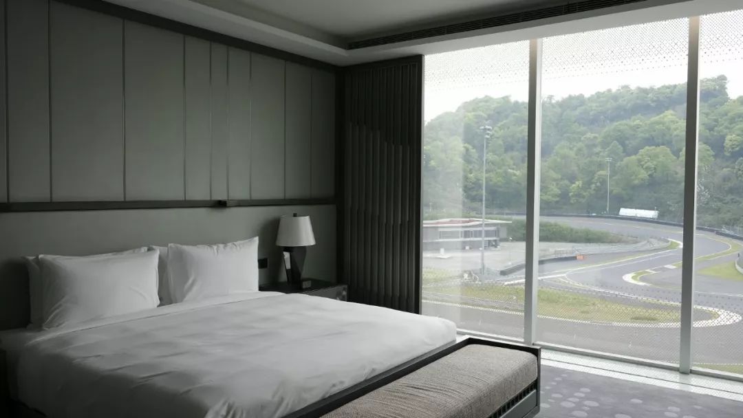 走南闯北头一遭|睡进国际汽联二级赛车场是怎样一种体验？