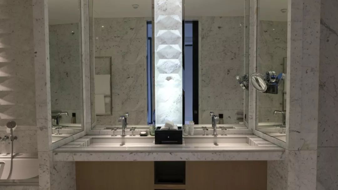 走南闯北头一遭|睡进国际汽联二级赛车场是怎样一种体验？