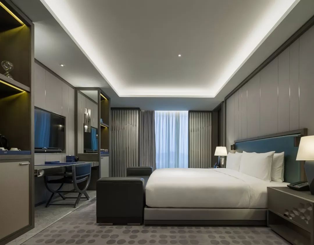 走南闯北头一遭|睡进国际汽联二级赛车场是怎样一种体验？