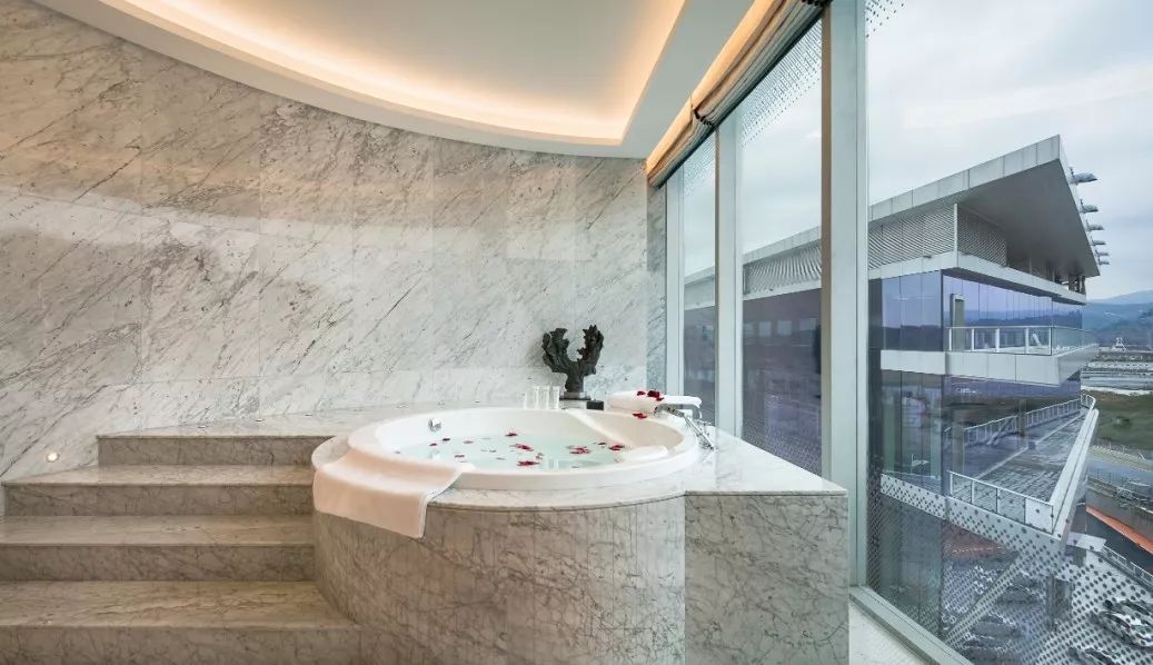 走南闯北头一遭|睡进国际汽联二级赛车场是怎样一种体验？