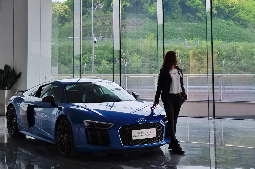 走南闯北头一遭|睡进国际汽联二级赛车场是怎样一种体验？