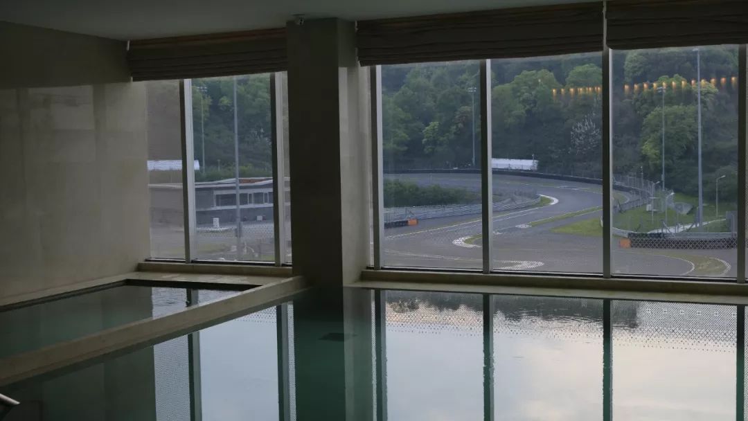 走南闯北头一遭|睡进国际汽联二级赛车场是怎样一种体验？