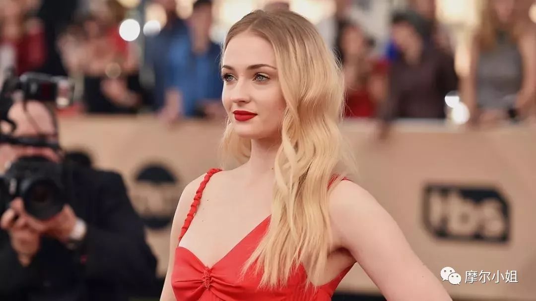 从“三傻”到“黑凤凰”，SophieTurner的成名之路原来这么坎坷？