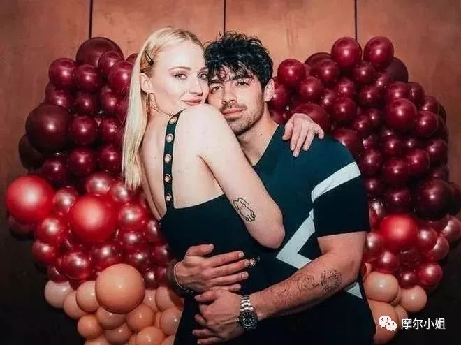 从“三傻”到“黑凤凰”，SophieTurner的成名之路原来这么坎坷？