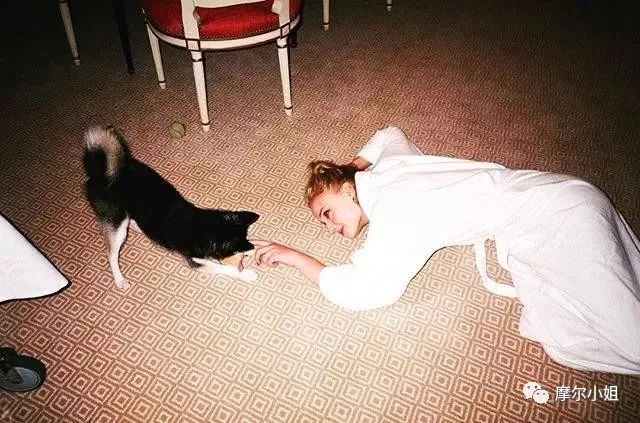 从“三傻”到“黑凤凰”，SophieTurner的成名之路原来这么坎坷？