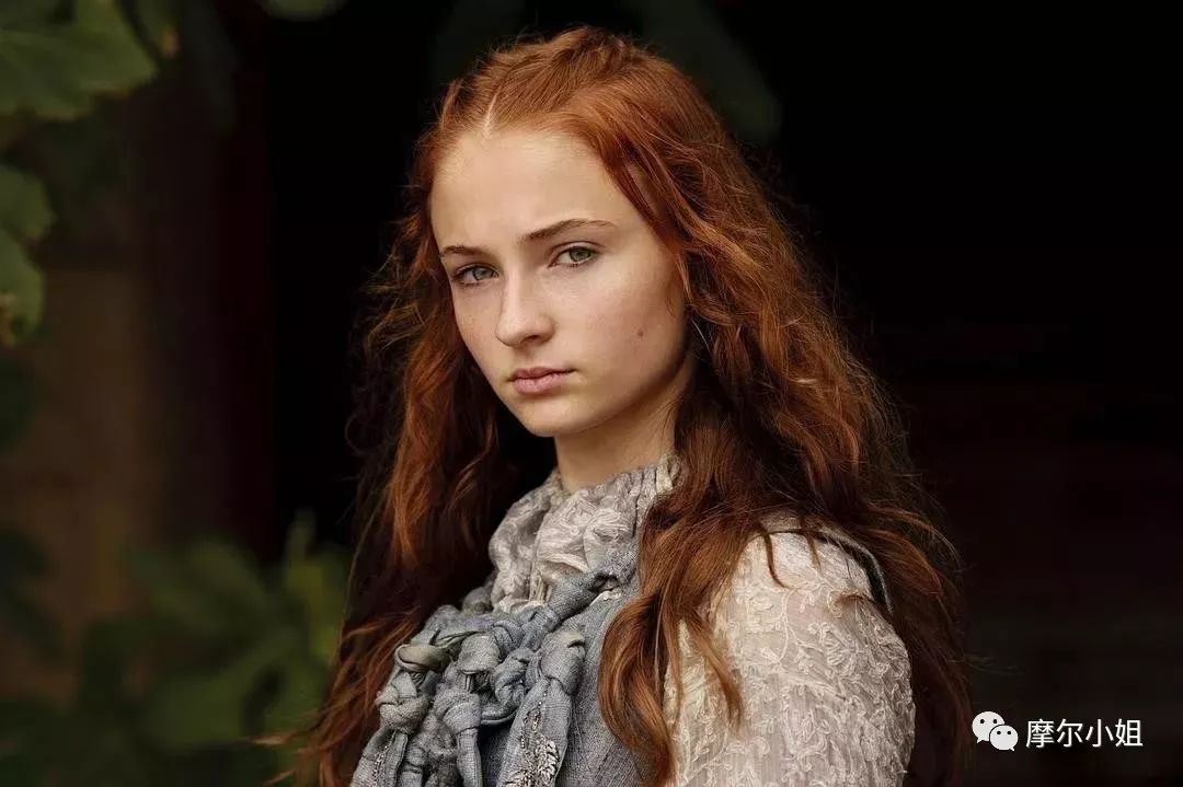 从“三傻”到“黑凤凰”，SophieTurner的成名之路原来这么坎坷？