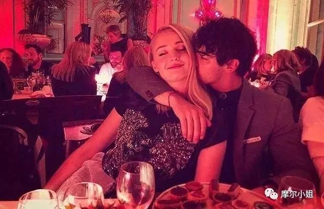 从“三傻”到“黑凤凰”，SophieTurner的成名之路原来这么坎坷？