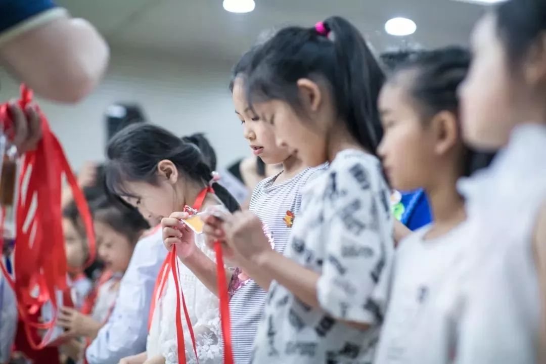 FM91.2蒲公英小记者团开团啦！首期实践带孩子探秘郑州电台