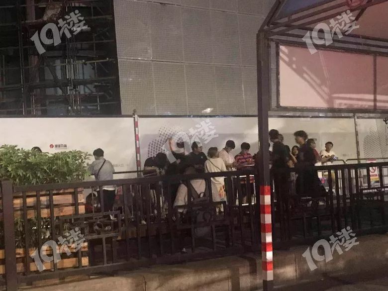 通宵打地铺为了买一双鞋?不止是杭儿风,美国、英国、澳洲……都在排!看得懂吗?