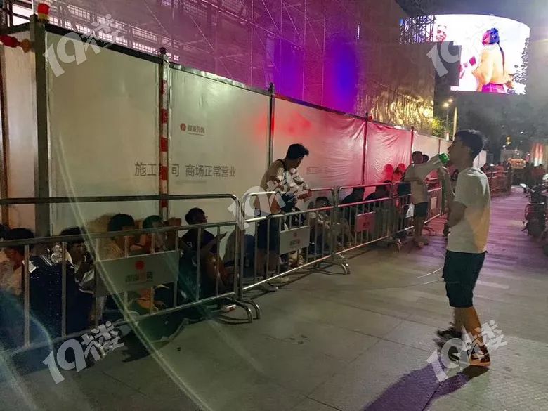 通宵打地铺为了买一双鞋?不止是杭儿风,美国、英国、澳洲……都在排!看得懂吗?