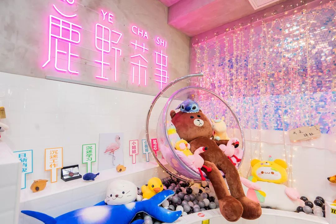 喝下一杯“星空”！探秘出片率200%的奶茶店，引众人打卡的秘密竟然是...