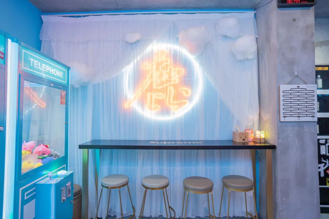 喝下一杯“星空”！探秘出片率200%的奶茶店，引众人打卡的秘密竟然是...