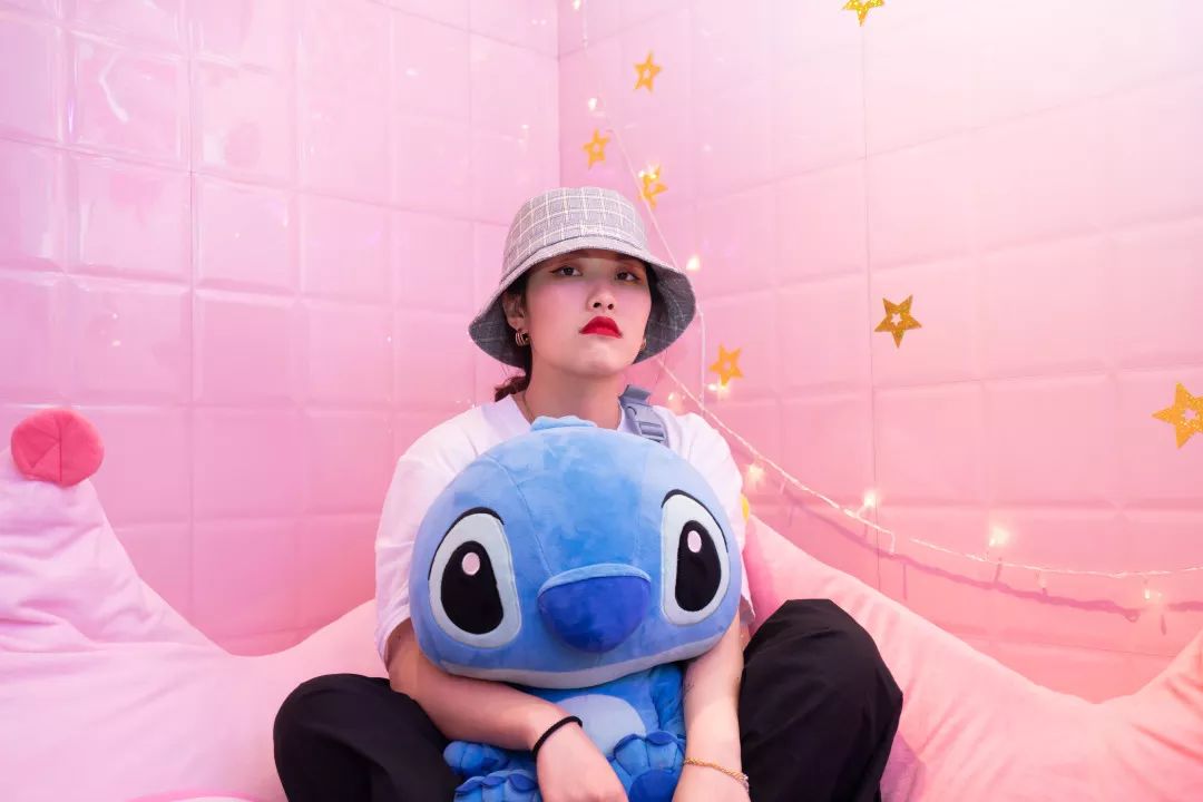 喝下一杯“星空”！探秘出片率200%的奶茶店，引众人打卡的秘密竟然是...