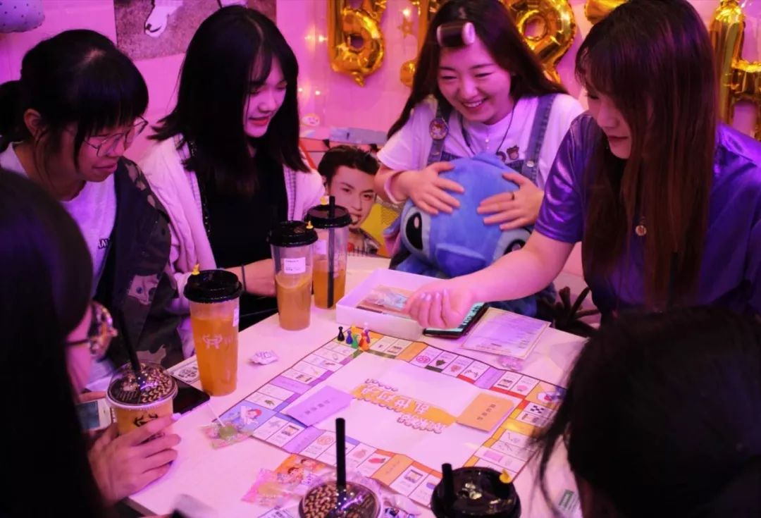 喝下一杯“星空”！探秘出片率200%的奶茶店，引众人打卡的秘密竟然是...