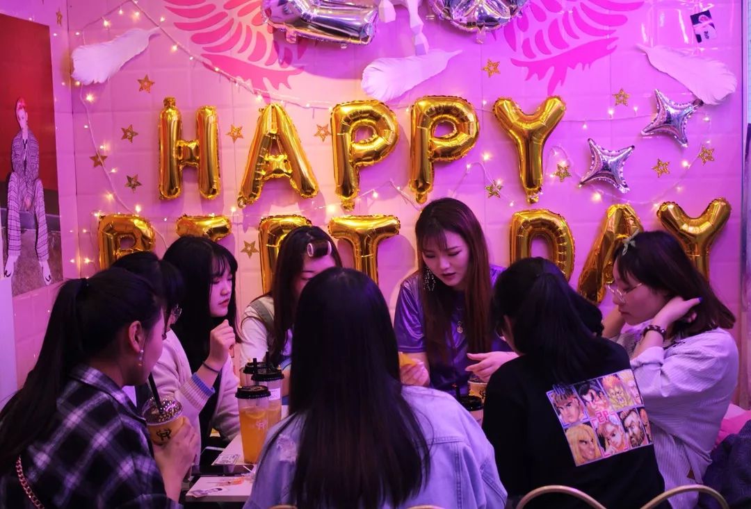 喝下一杯“星空”！探秘出片率200%的奶茶店，引众人打卡的秘密竟然是...