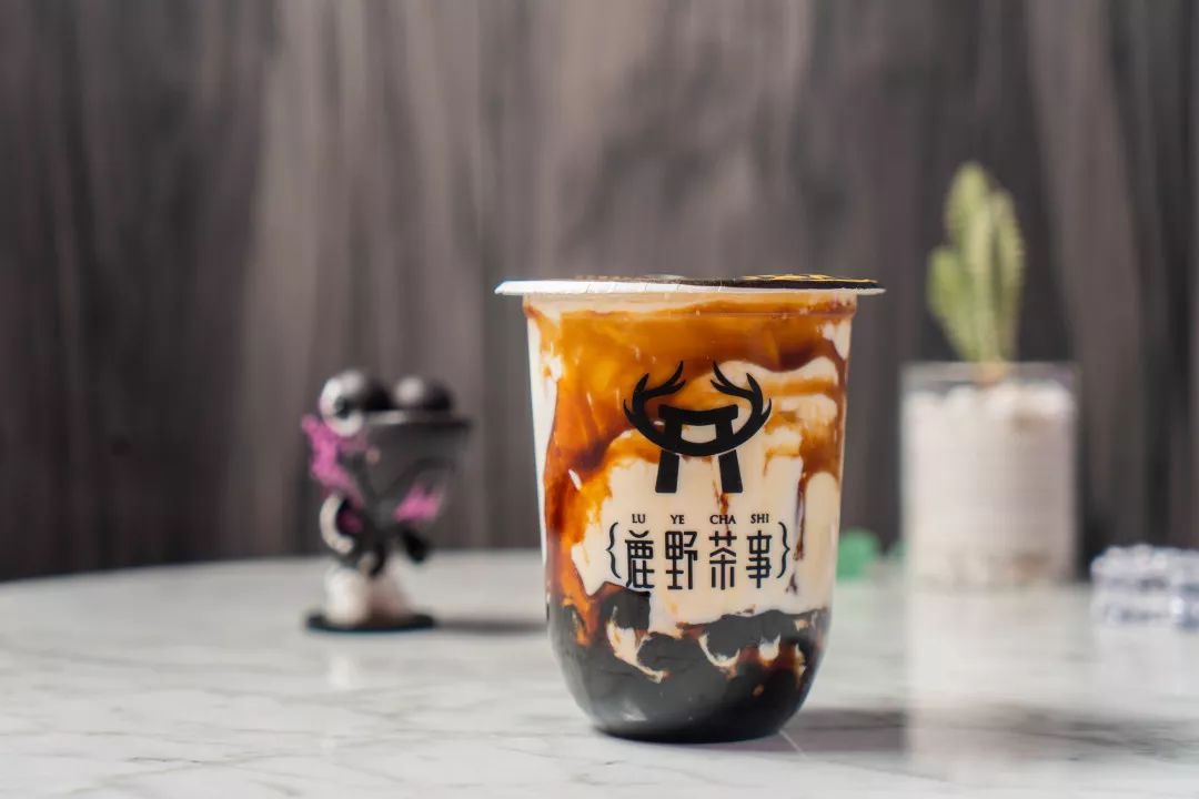 喝下一杯“星空”！探秘出片率200%的奶茶店，引众人打卡的秘密竟然是...