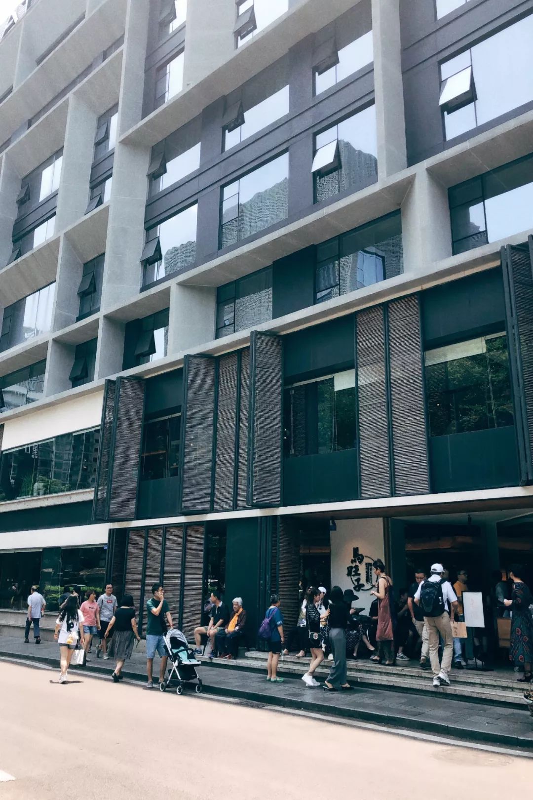 雨女有瓜|我去成都LV展出差的24小时吃成了真实的猪