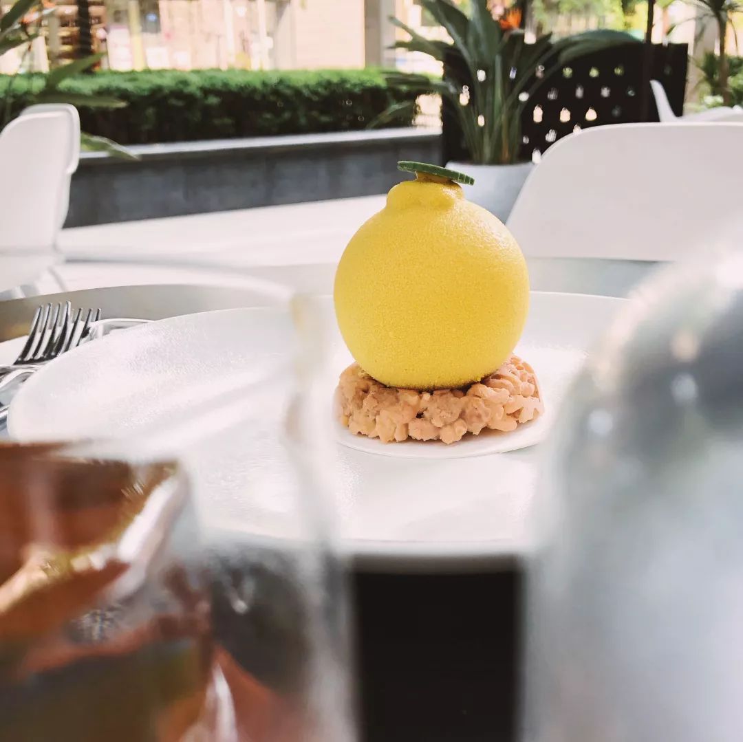 雨女有瓜|我去成都LV展出差的24小时吃成了真实的猪