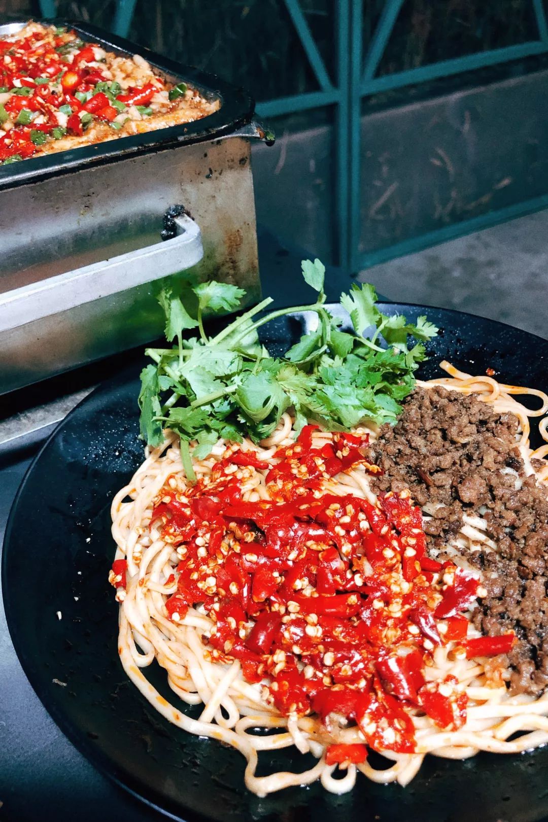 雨女有瓜|我去成都LV展出差的24小时吃成了真实的猪