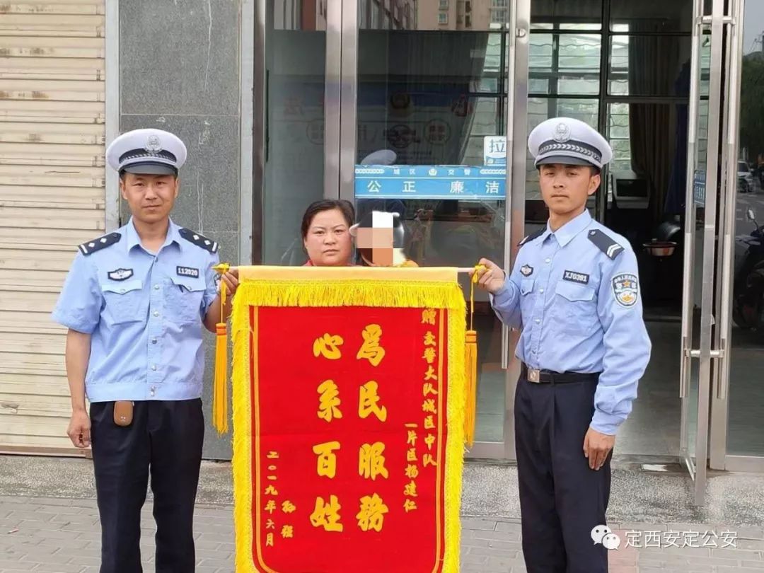 民警为百姓提供暖心服务,暖心警事群众利益无小事