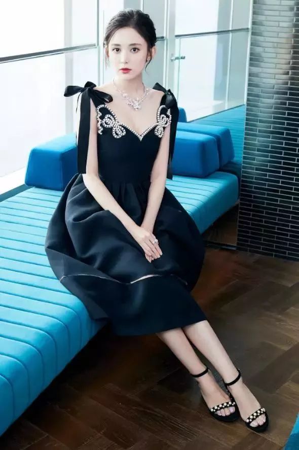 半个娱乐圈的女星都靠ta轰炸红毯！软底舒适、巨显腿长，回头率200%