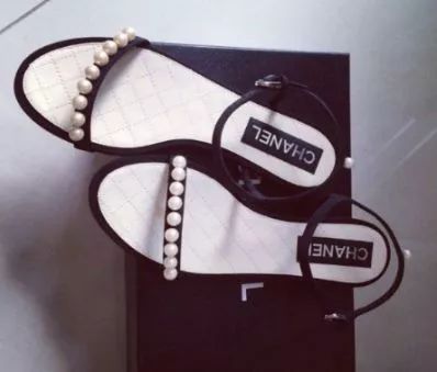 半个娱乐圈的女星都靠ta轰炸红毯！软底舒适、巨显腿长，回头率200%