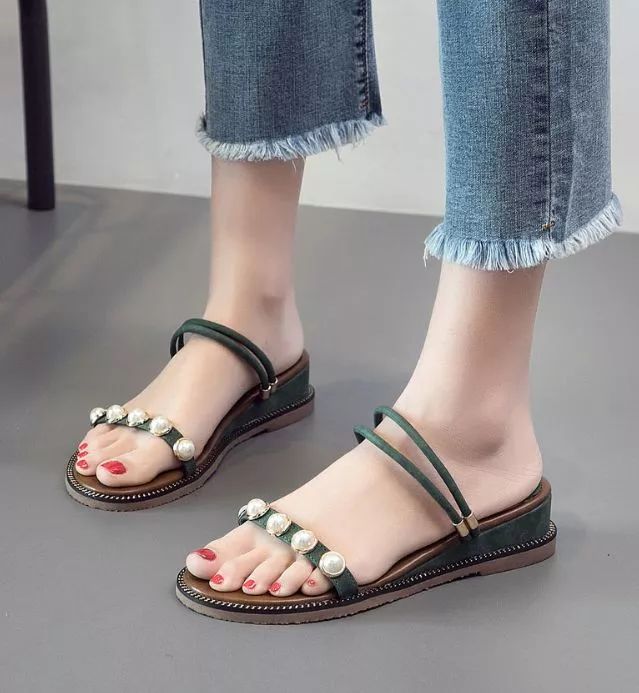 半个娱乐圈的女星都靠ta轰炸红毯！软底舒适、巨显腿长，回头率200%