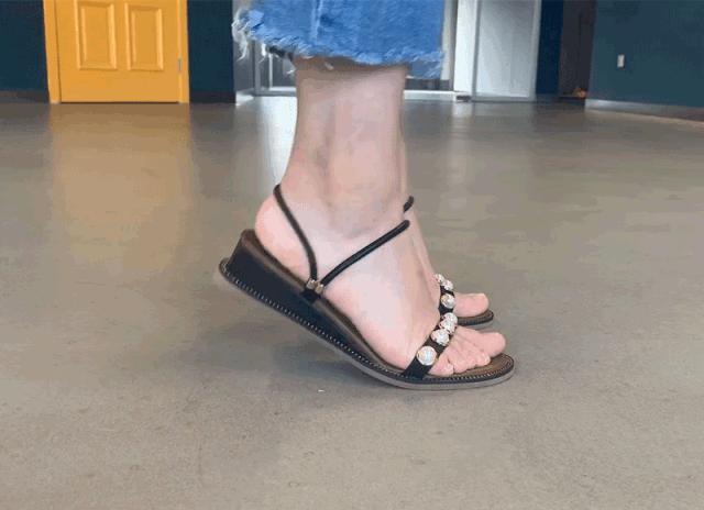 半个娱乐圈的女星都靠ta轰炸红毯！软底舒适、巨显腿长，回头率200%