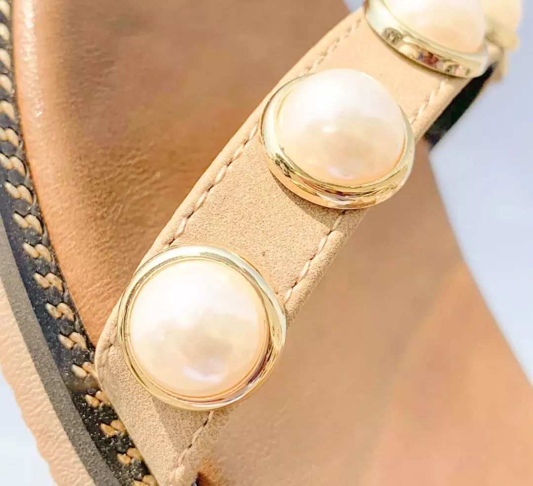 半个娱乐圈的女星都靠ta轰炸红毯！软底舒适、巨显腿长，回头率200%