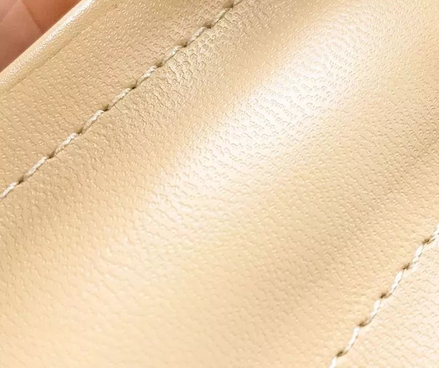 半个娱乐圈的女星都靠ta轰炸红毯！软底舒适、巨显腿长，回头率200%