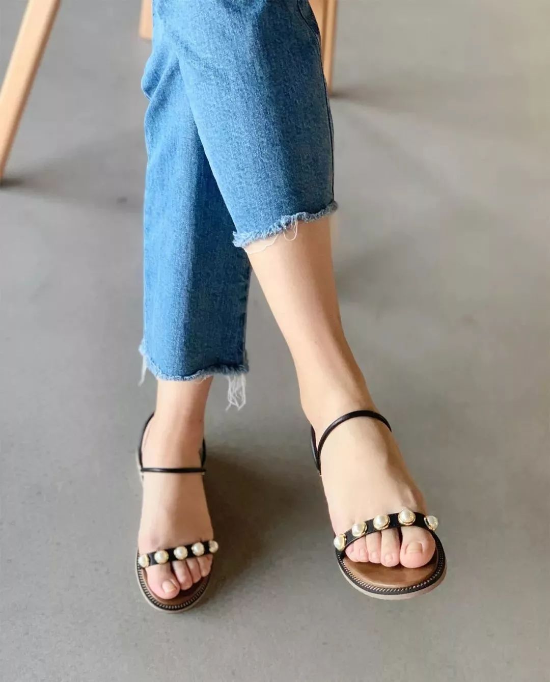 半个娱乐圈的女星都靠ta轰炸红毯！软底舒适、巨显腿长，回头率200%