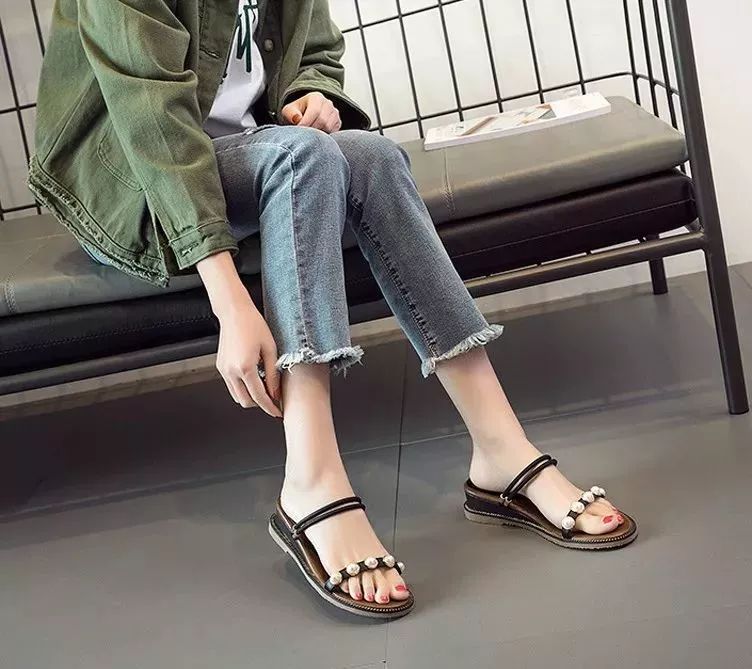 半个娱乐圈的女星都靠ta轰炸红毯！软底舒适、巨显腿长，回头率200%