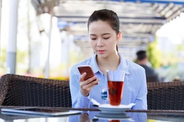 幼儿园小男孩被老师掀开被子,幼儿园小男孩午休被老师发现