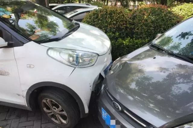 8厘米？女司机连撞3车伤1人！又是它惹的祸！