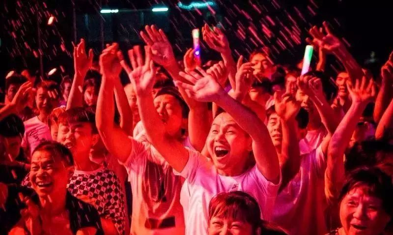 电击你的小心脏~电音泳池派对,拉开交广狂欢泼水节序幕