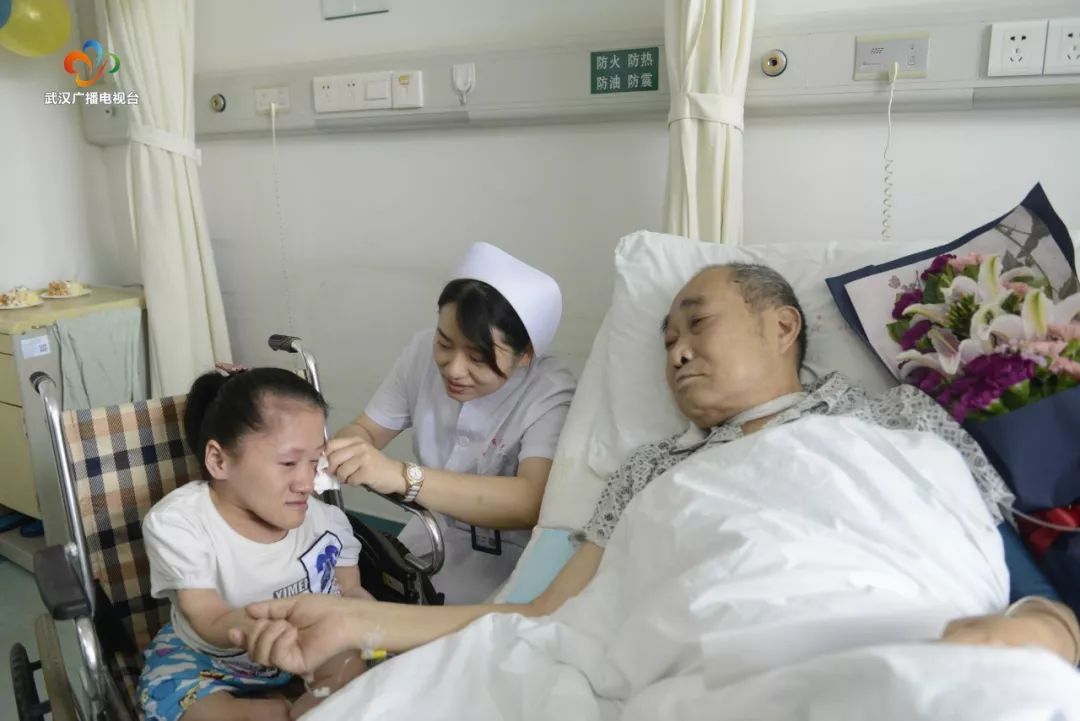 30年前他捡回玻璃女孩,如今她拼命挣钱想救他