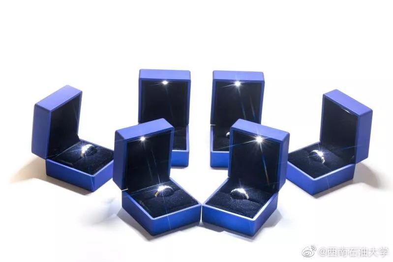 贵州一高校为毕业生定制纪念戒指,最硬核毕业送什么戒指