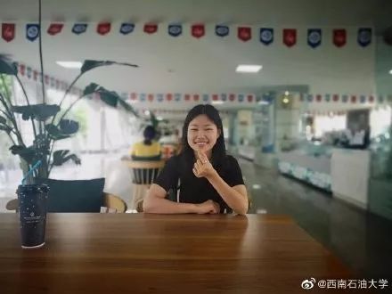 贵州一高校为毕业生定制纪念戒指,最硬核毕业送什么戒指